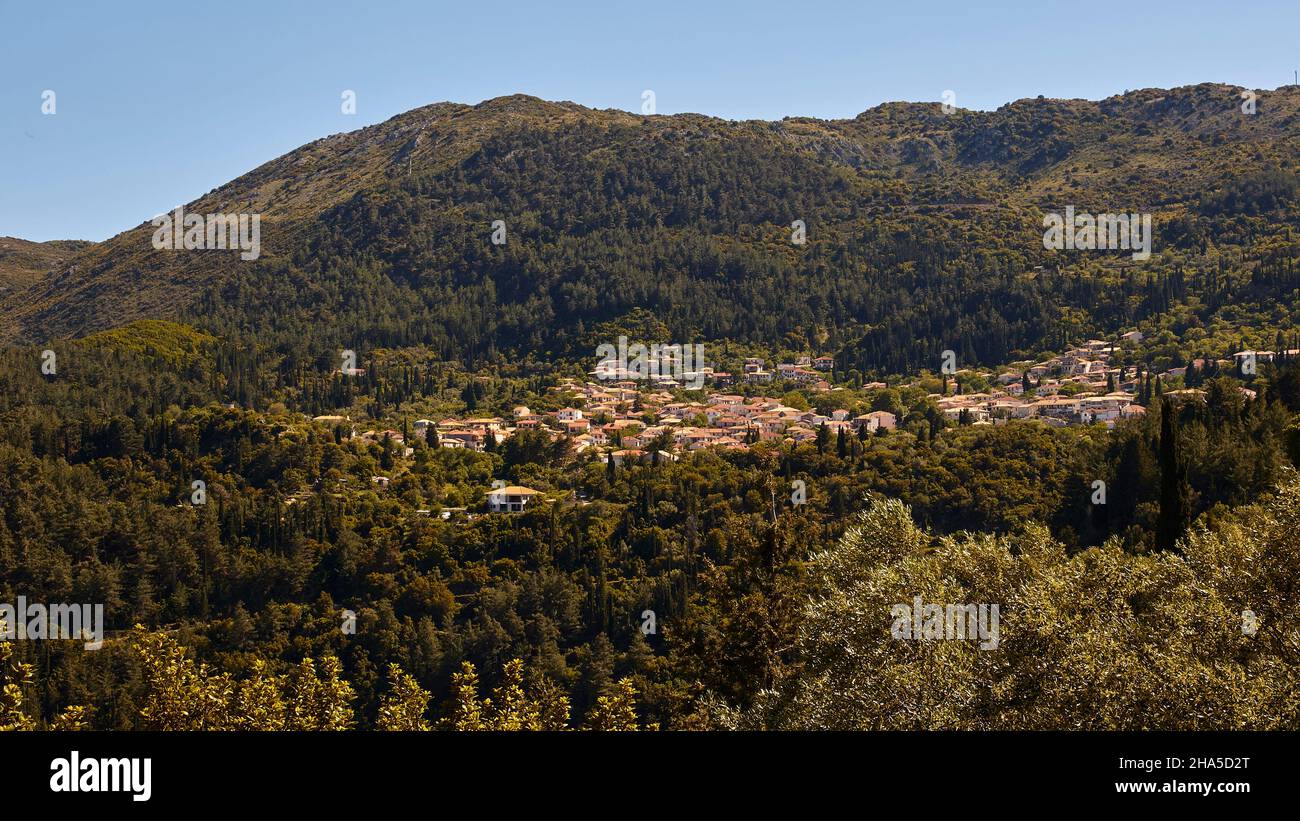 grecia,isole greche,isole ionie,lefakada o lefkas,interno dell'isola,paesaggio di montagna,villaggio di montagna,karya,vista dell'intero villaggio,montagne sullo sfondo,foreste tutto intorno,cielo blu,senza nuvole Foto Stock