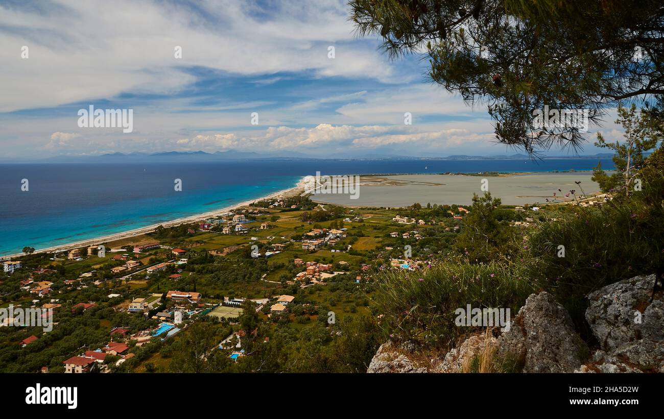 grecia,isole greche,isole ionie,lefakada o lefkas,monastero di faneromeni,vista dal monastero fino alla laguna e le spiagge della città di lefkada,cielo blu,nuvole bianche,mare turchese-blu Foto Stock