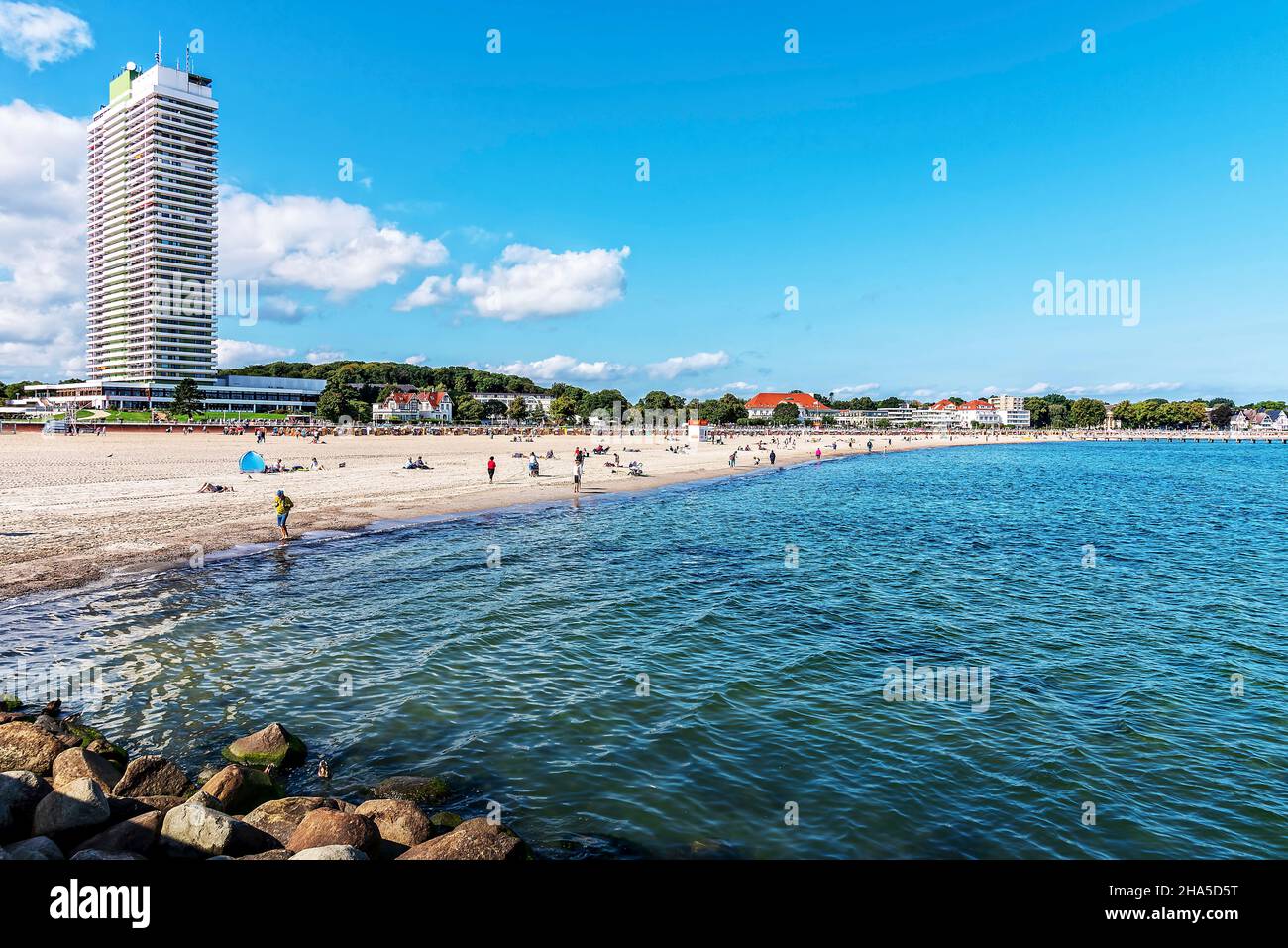 spiaggia a travemünde con maritim hotel,mar baltico,schleswig-holstein,deutschland,germania Foto Stock