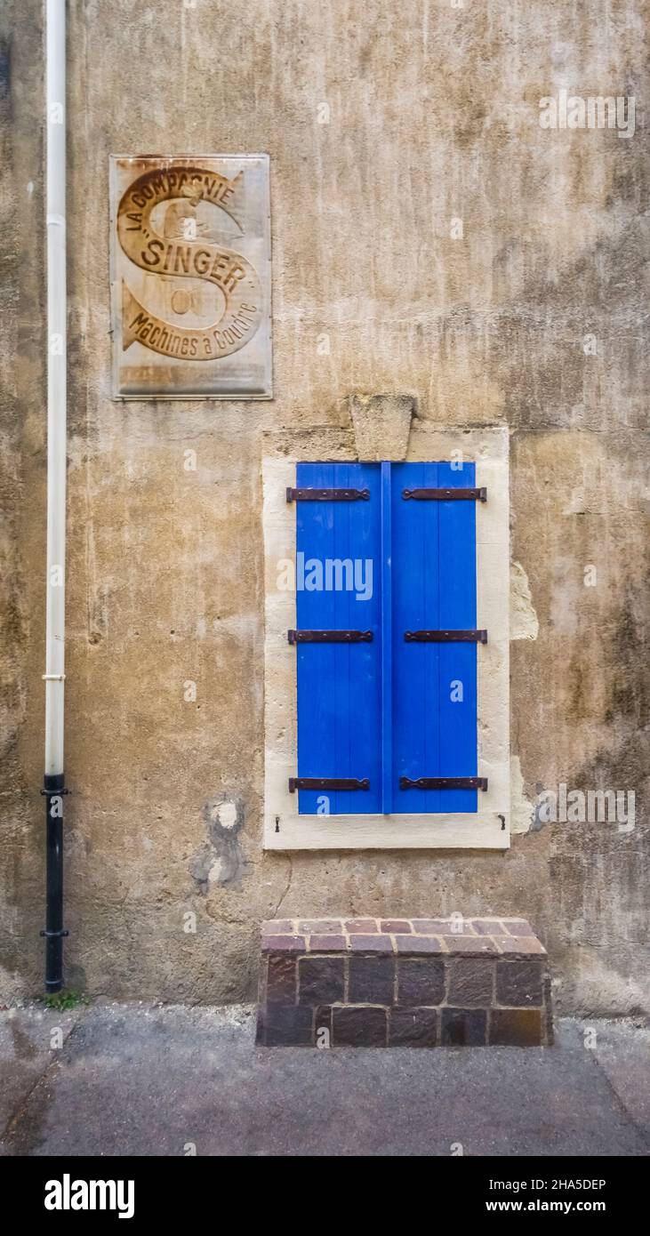 vecchio cantante macchina da cucire pubblicità metallo segno in fleury d'aude. Foto Stock
