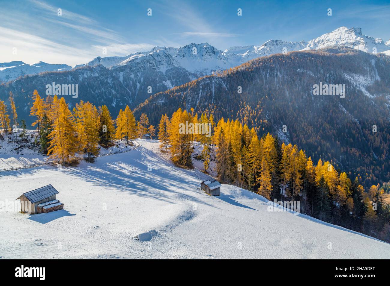 capanne tradizionali in legno ad arabba, prima neve autunnale con larici gialli,arabba,livinallongo del col di lana,belluno,dolomiti,veneto,italia Foto Stock