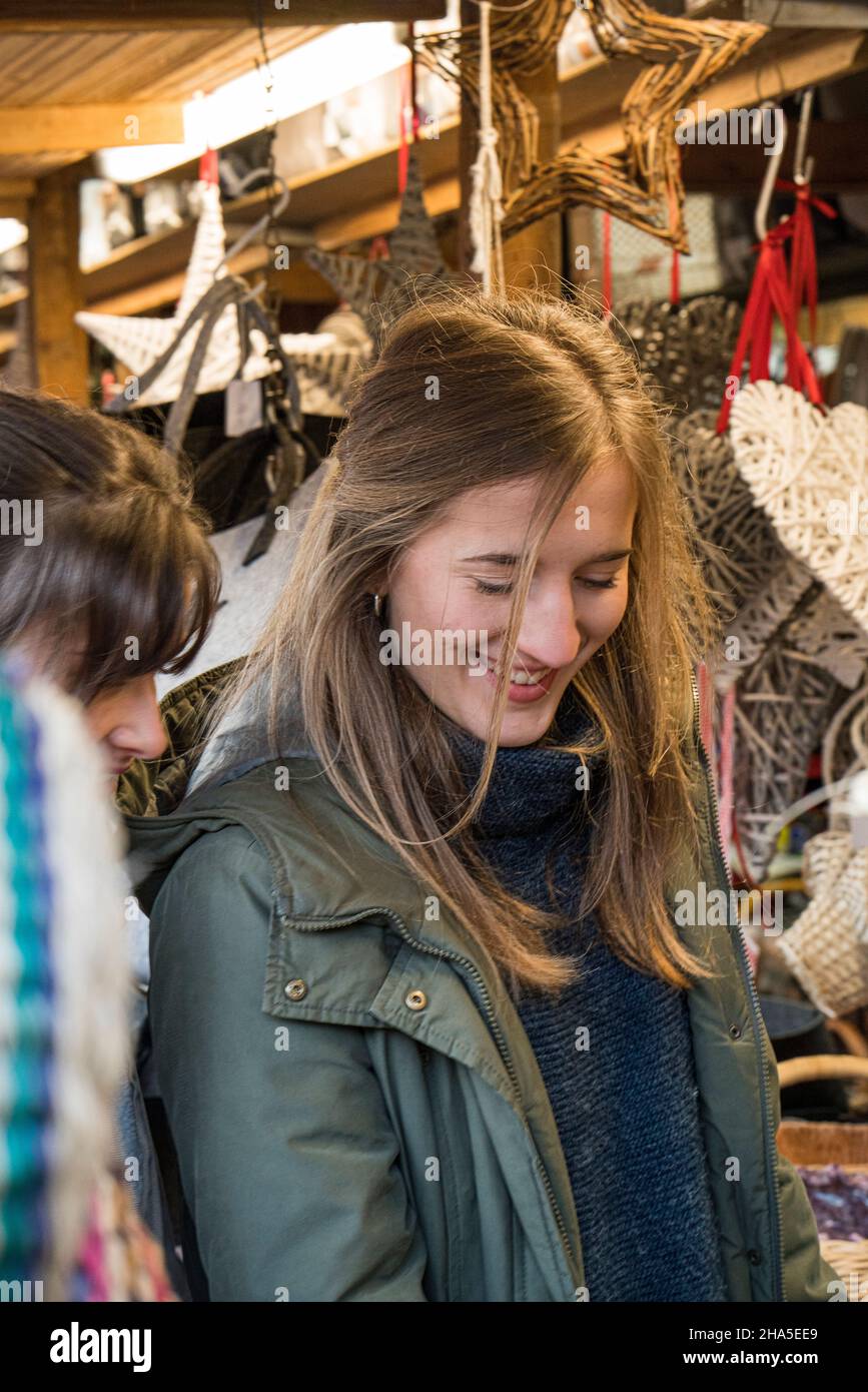due amici sperimentano il mercatino di natale a bamberg, baviera, germania Foto Stock