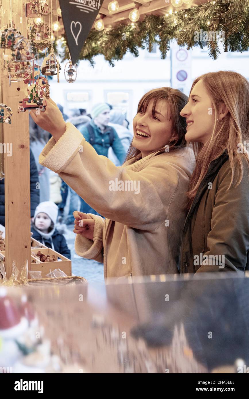 due amici sperimentano il mercatino di natale a bamberg, baviera, germania Foto Stock