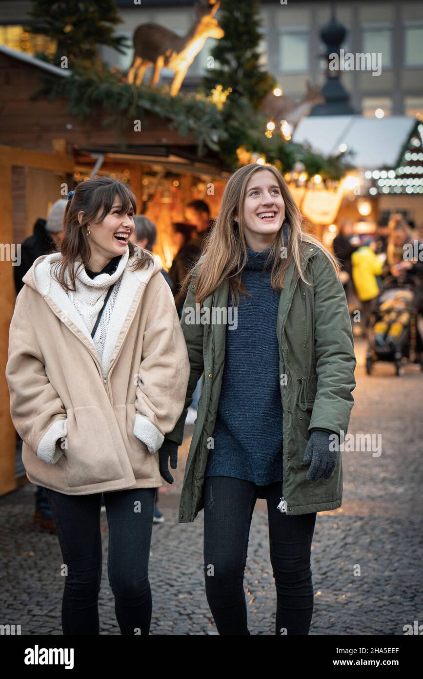 due amici sperimentano il mercatino di natale a bamberg, baviera, germania Foto Stock