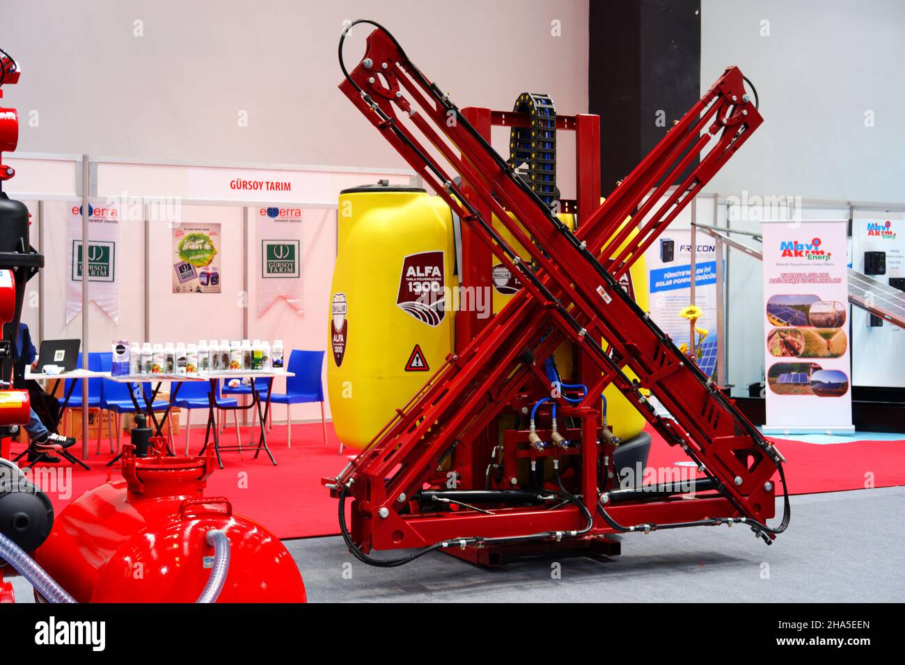 Enorme polverizzatore agricolo al coperto in fiera agricola Foto Stock
