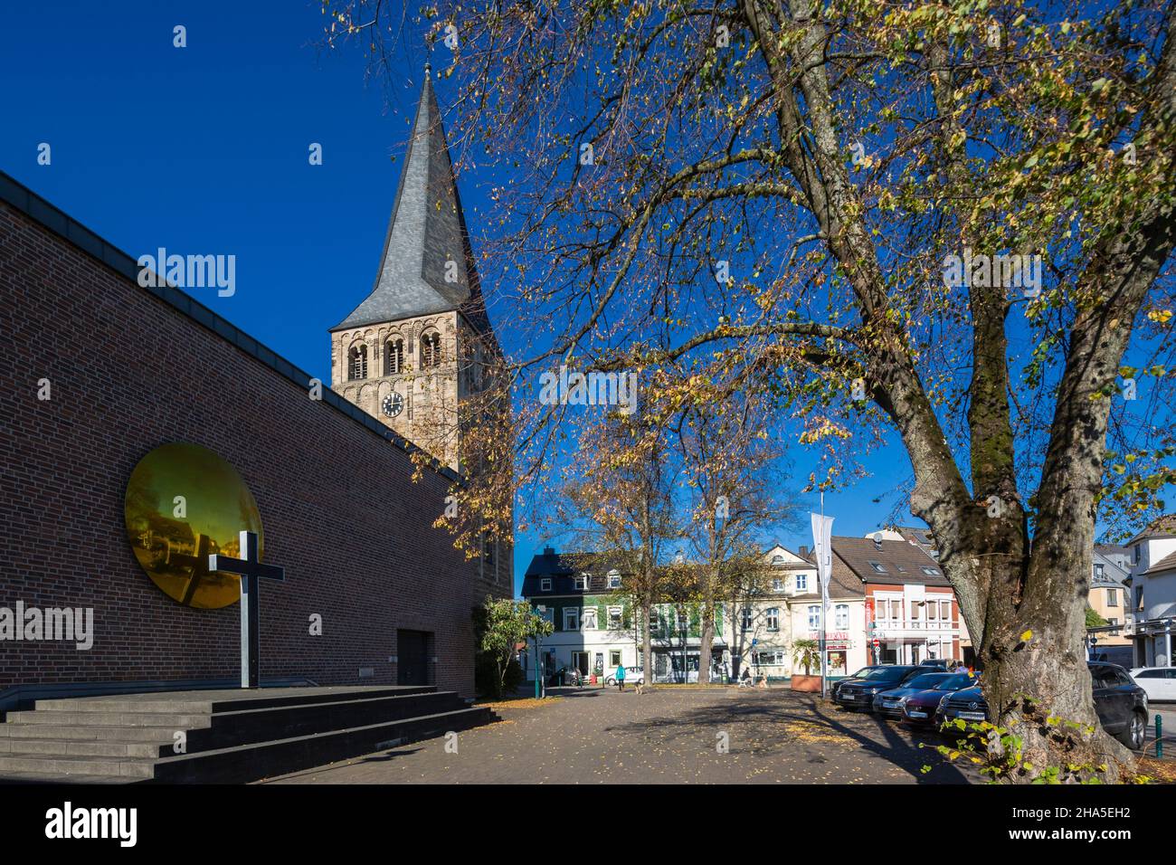 germania,langenfeld (renania),bergisches terra,niederbergisches terra,niederberg,renania,renania settentrionale-vestfalia,renania settentrionale-vestfalia,langenfeld-richrath,chiesa parrocchiale cattolica st. martinus chiamato anche st. martin, torre della chiesa del medioevo, romanico, navata con l'oggetto d'arte ' weltensiegel 'dalla chiesa di san pietro e la croce Foto Stock