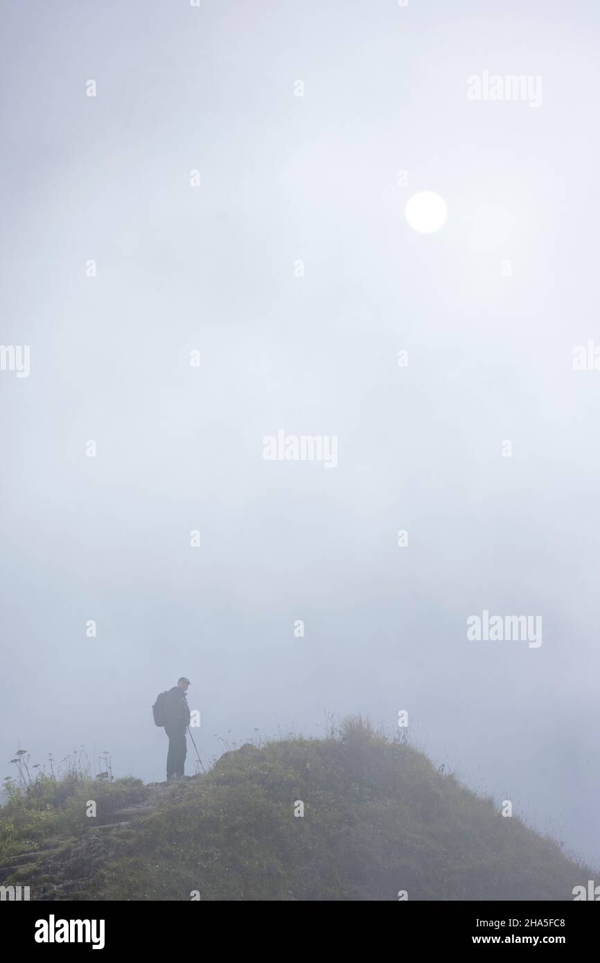 kleinwalsertal, austria, escursionisti nella nebbia a fellhorn. Foto Stock