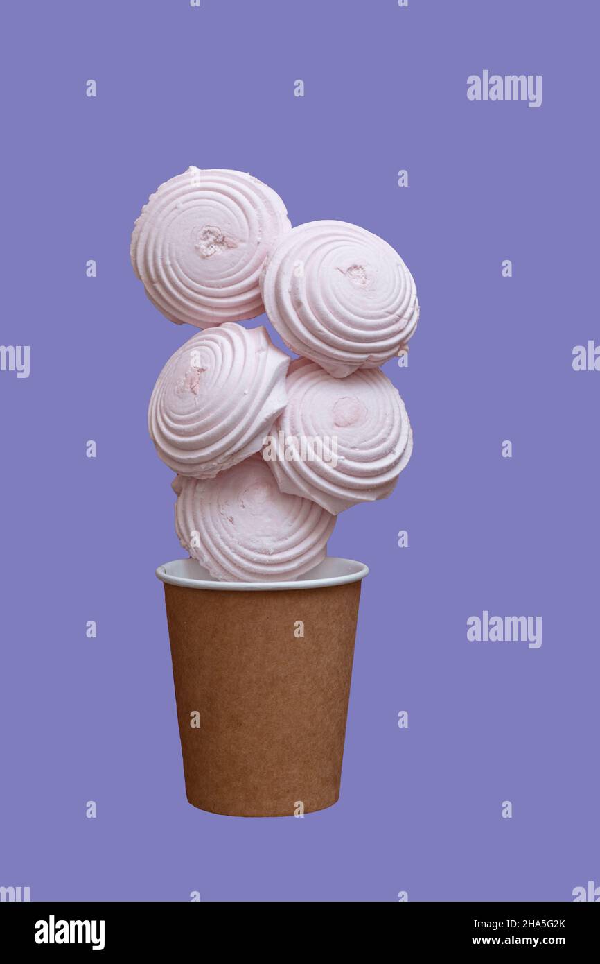 Marshmallow fatti in casa in una tazza di carta isolato su sfondo viola Foto Stock