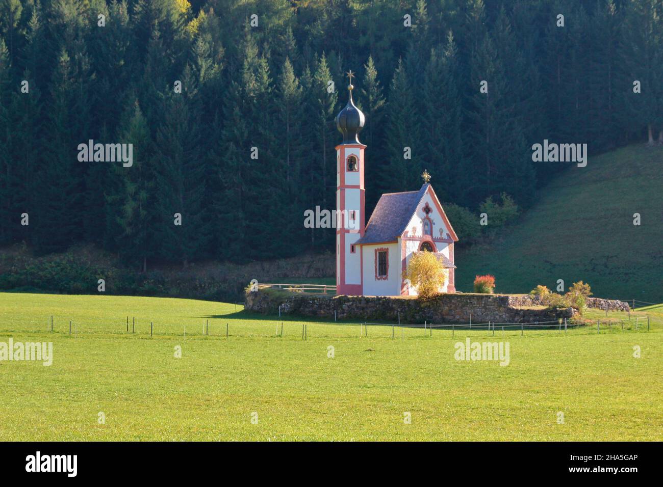 chiesa di san giovanni in ranui,johanneskapelle,gruppo geisler,villnösstal,eisacktal alto adige,italia Foto Stock