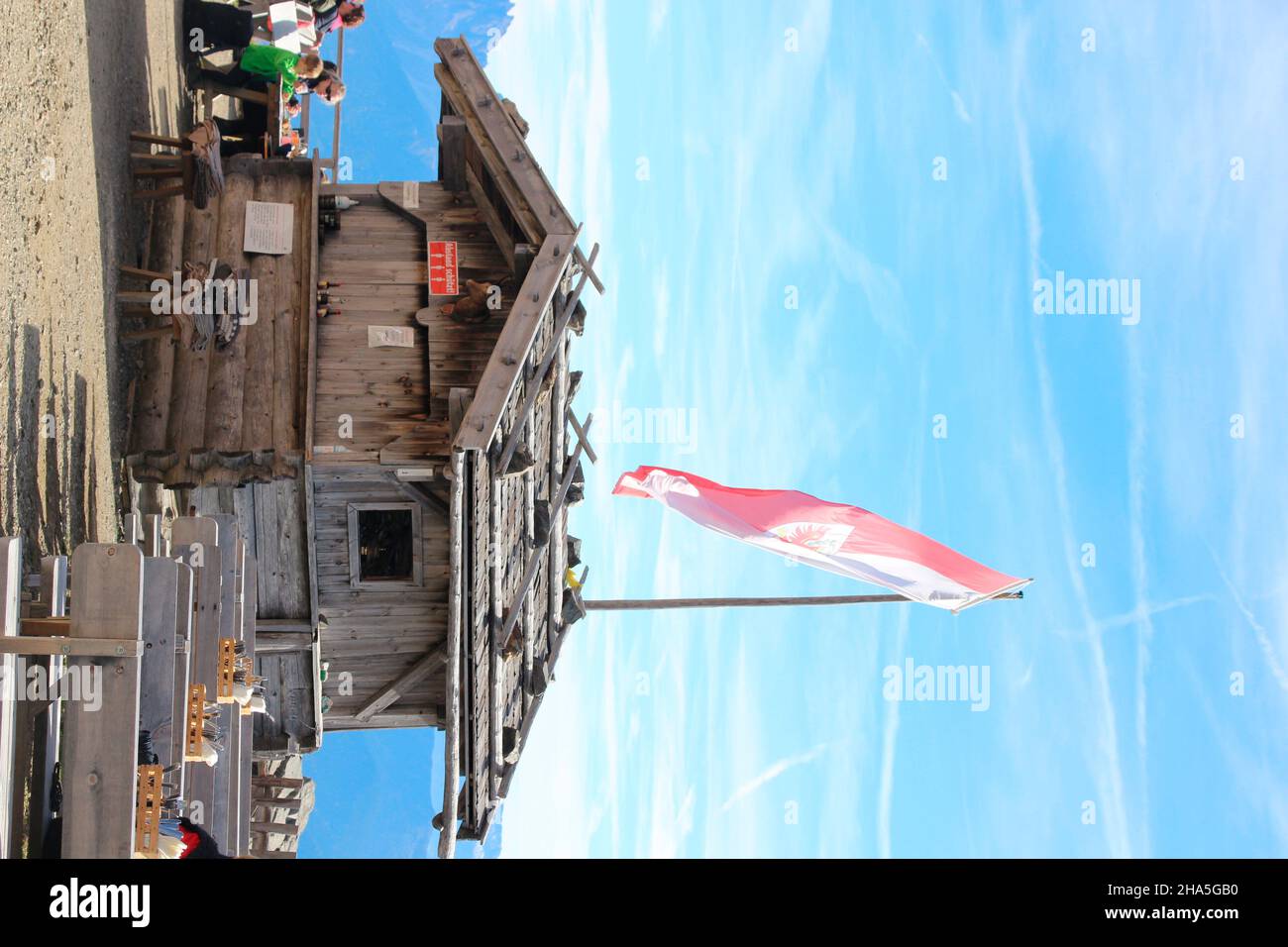 piccolo rifugio presso la chiesa di pellegrinaggio latzfonser kreuz (2311m),flagpole,bandiera,latzfons,alpi sarntal,provincia di bolzano,alto adige,italia,europa. Foto Stock