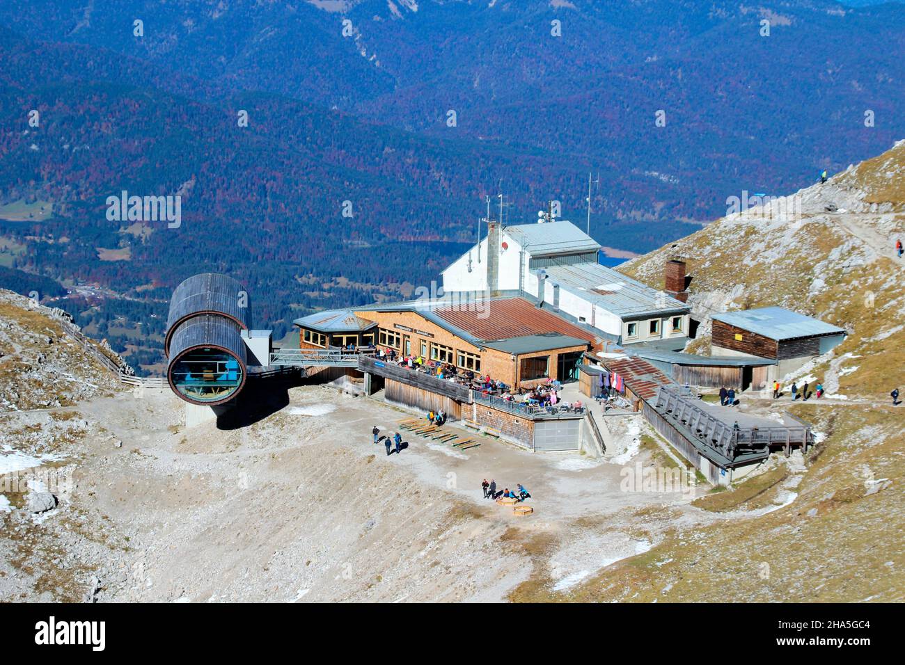 centro informazioni sulla natura bergwelt karwendel con cannocchiale gigante, stazione di montagna karwendelbahn, montagne di karwendel, mittenwald, baviera, germania Foto Stock
