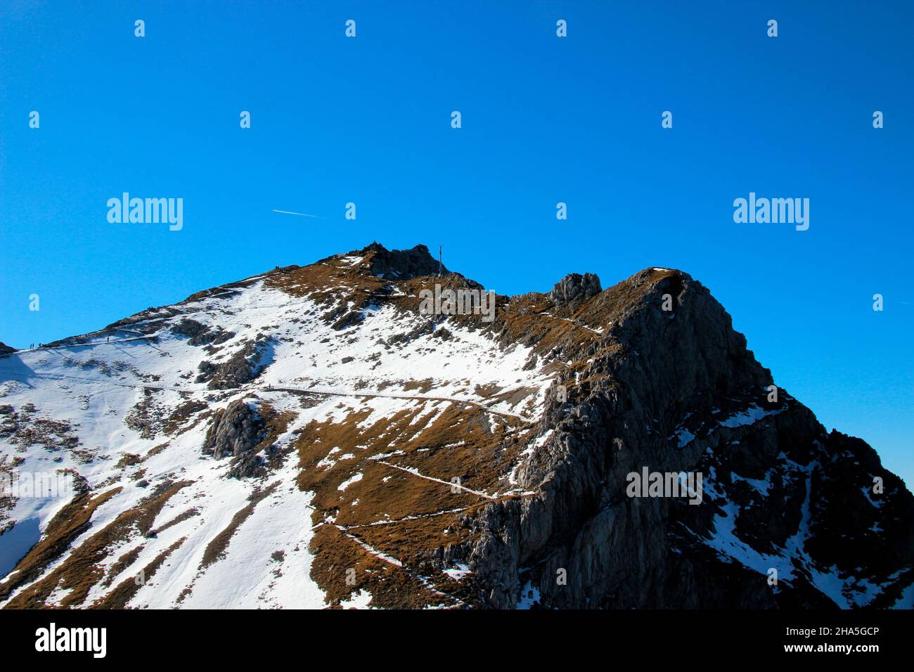 vista dal panoramaweg passamani (germania,zona di confine) al linderspitze nord (2374m) di fronte ad un cielo blu, leggermente coperto di neve Foto Stock