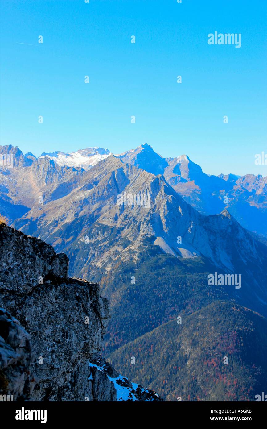 vista dalla stazione di karwendel, karwendelbahn alle montagne di wetterstein, con wetterstein, wettersteinspitzen, alpspitze, zugspitze, wetterstein massiccio in primo piano la grünkopf sopra mittenwald, di fronte al cielo blu, germania, baviera, alta baviera, Foto Stock