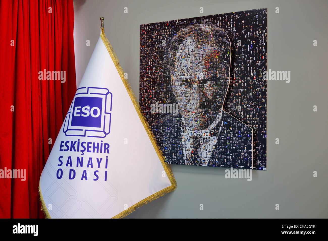 Eskisehir Camera di bandiera industria, enorme mappa del mondo e ritratto di Ataturk sul muro di Eskisehir Sanayi Odasi edificio al coperto Foto Stock