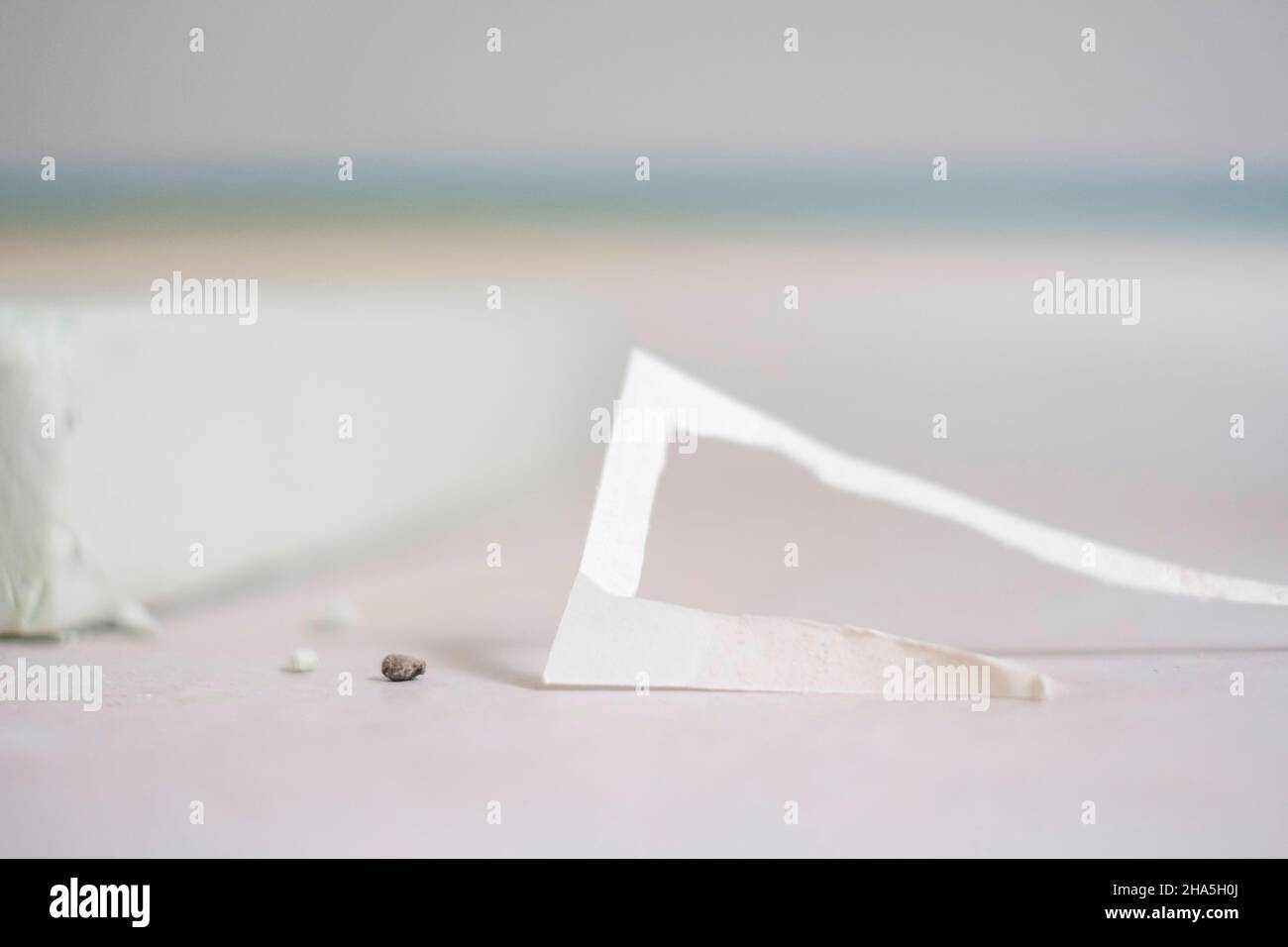 cantiere, ristrutturazione e ristrutturazione di un appartamento, dettaglio di scarti di carta da carta da parati Foto Stock