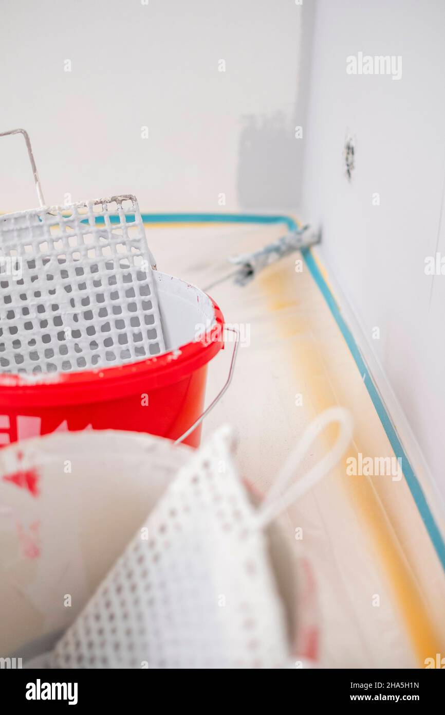 cantiere, ristrutturazione e ristrutturazione di un appartamento, dettaglio di secchi di vernice Foto Stock