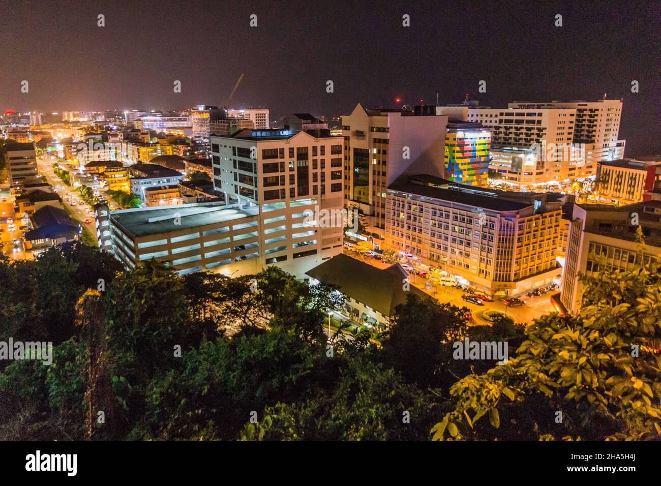 Vista notturna dello skyline di Kota Kinabalu, Sabah, Malesia Foto Stock