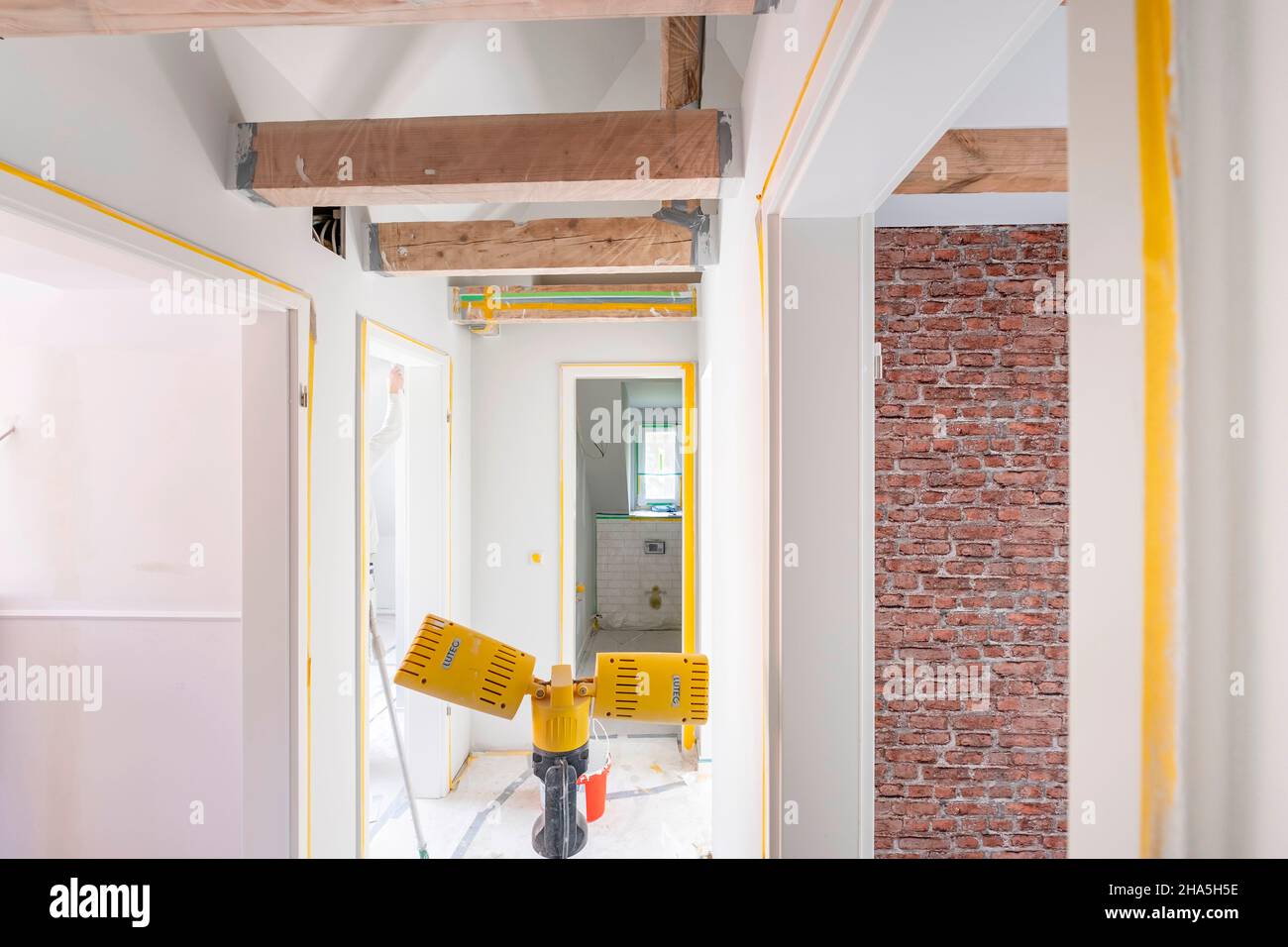 cantiere, ristrutturazione e ristrutturazione di un appartamento, corridoio vuoto con soffitto a travi in legno Foto Stock