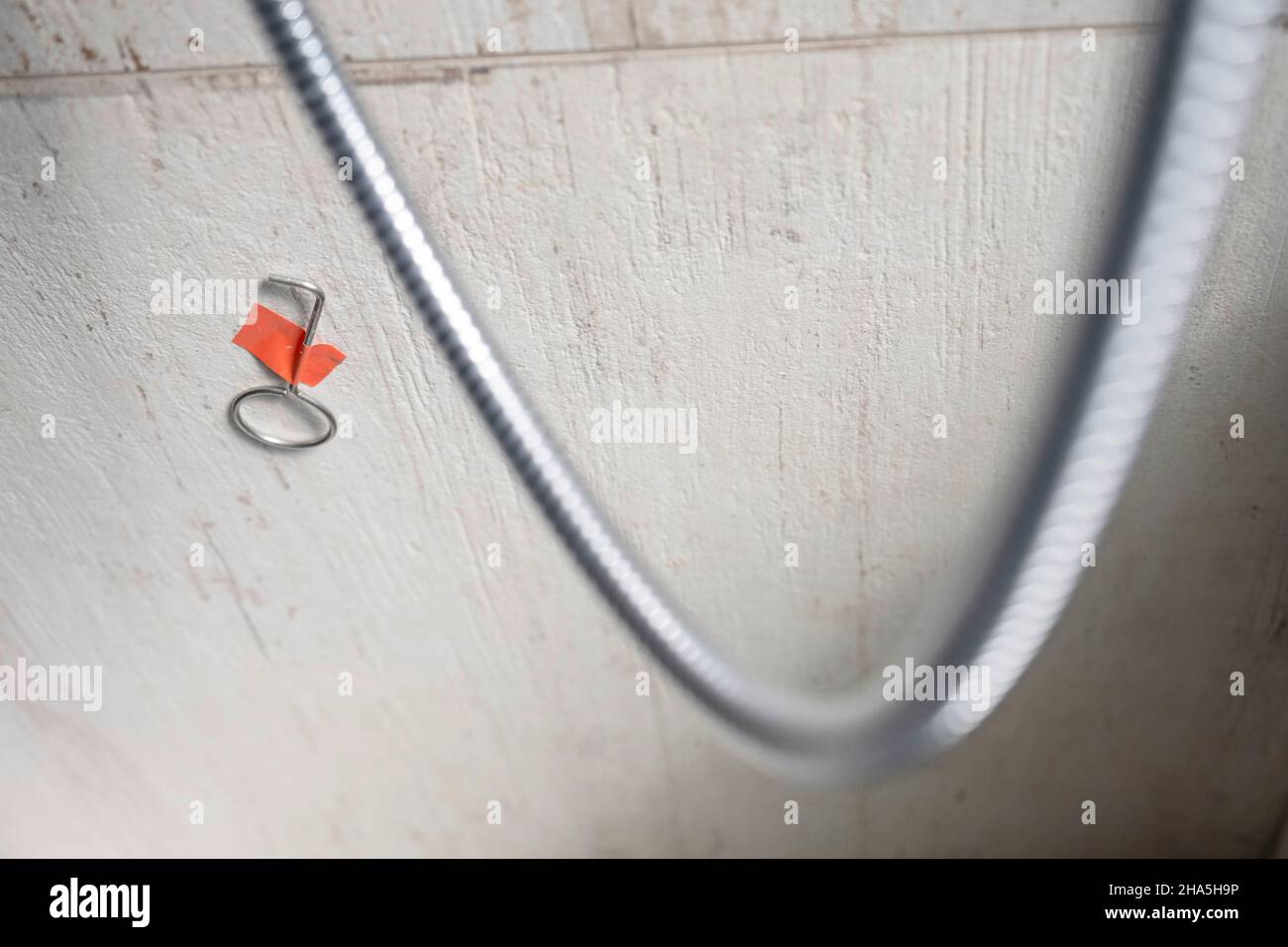 cantiere, ristrutturazione e ristrutturazione di un appartamento, dettaglio di un gancio a chiave e tubo in acciaio inox Foto Stock