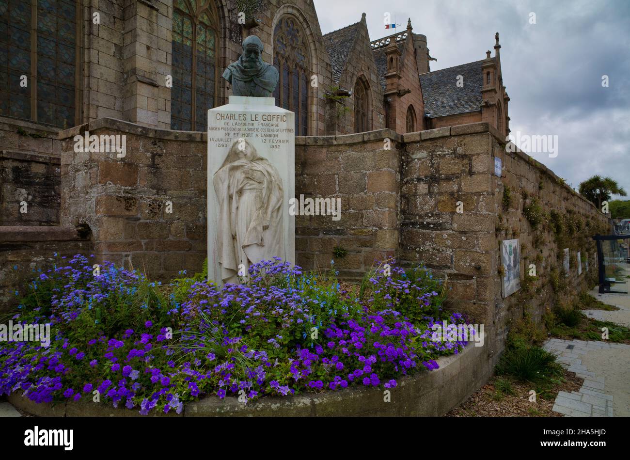 monumento al poeta charles le goffic di fronte a église saint-jean-du-baly chiesa, lannion (breton lannuon), cotes-d'armor, bretagna, francia Foto Stock