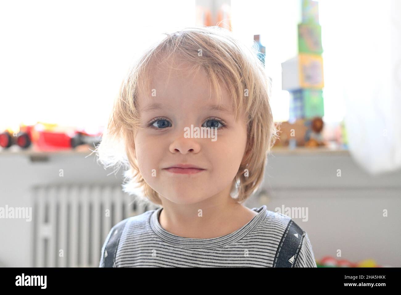 piccolo, biondo ragazzo, 4 anni, ritratto, camera per bambini, stoccarda, baden-württemberg, germania Foto Stock