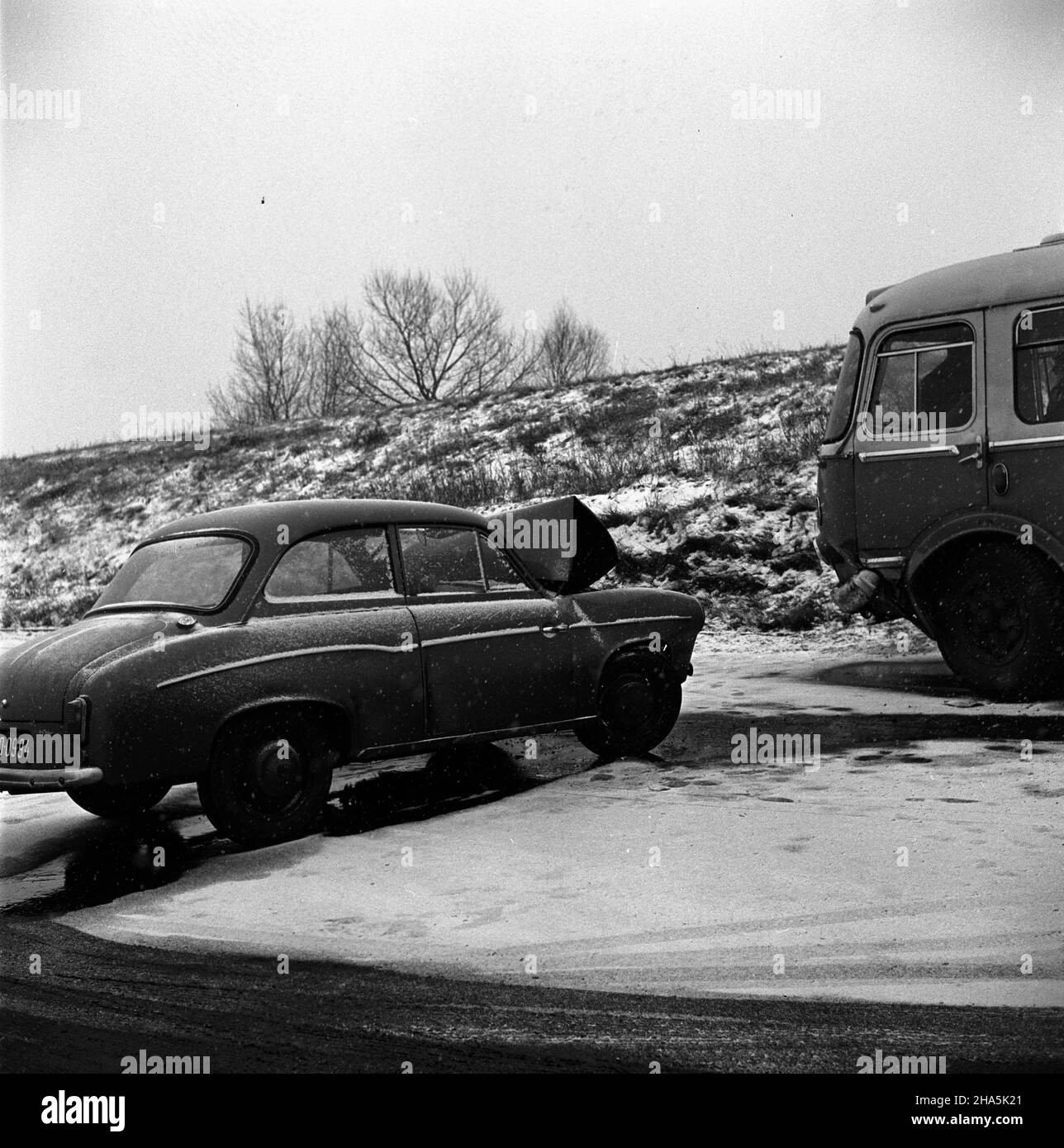 Warszawa, 1969-12-01. Kierowca Syreny, wyprzedzaj¹c inne pojazdy w niedozwolnym miejscu na Wale Miedzyszyñskim, zderzy³ siê czo³owo z autobusem linii 146. Sprawca wypadku zosta³ ranny i trafi³ do szpitala. mb PAP/Gerard Badowski Varsavia, 1 dicembre 1969. Un conducente della macchina Syrena si scontrò con un autobus No 146 mentre sorvolava altri veicoli su Wal Miedzeszynski. Il conducente è stato ferito e portato in ospedale. mb PAP/Gerard Badowski Foto Stock