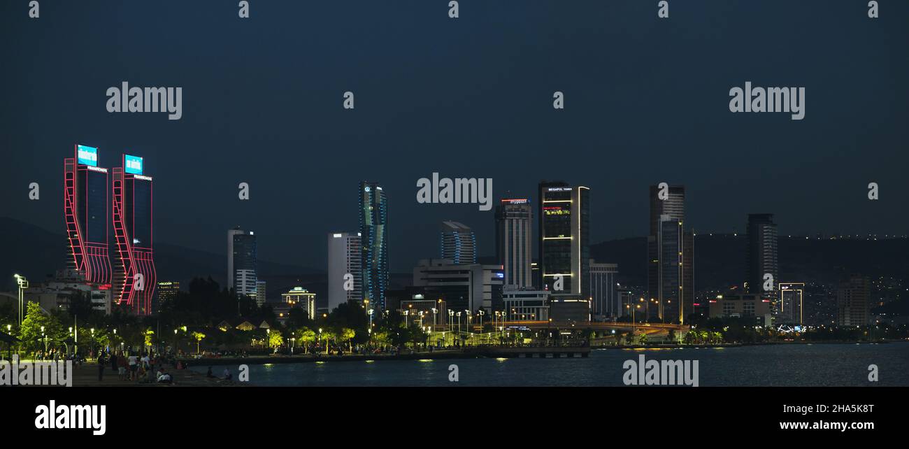 Izmir, Turchia - 21 luglio 2021: Vista panoramica dei grattacieli di Izmir City da Bayrakli Izmir. Queste sono Folkart Towers, Mistral, Megapol ed Ege per Foto Stock