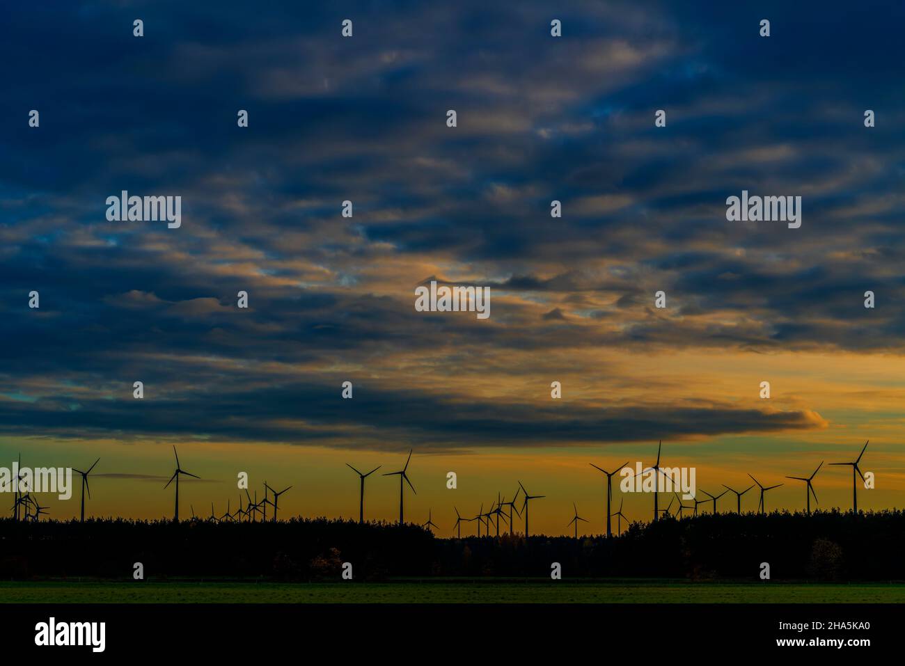molte turbine eoliche poco prima del tramonto, bel cielo nuvoloso Foto Stock