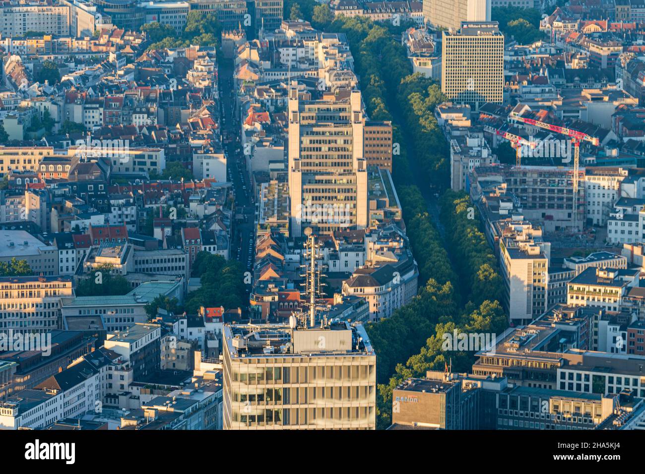 la torre di colonia (in tedesco: kölnturm) - un grattacielo da ufficio a 44 piani nel quartiere köln-neustadt-nord di colonia che si erge a 148,5 m (487 ft) di altezza, o 165,48 m (542,9 ft), inclusa la sua antenna - catturato via zeppelin al mattino presto subito dopo l'alba. parete gladbacher, colonia, renania settentrionale-vestfalia, germania Foto Stock