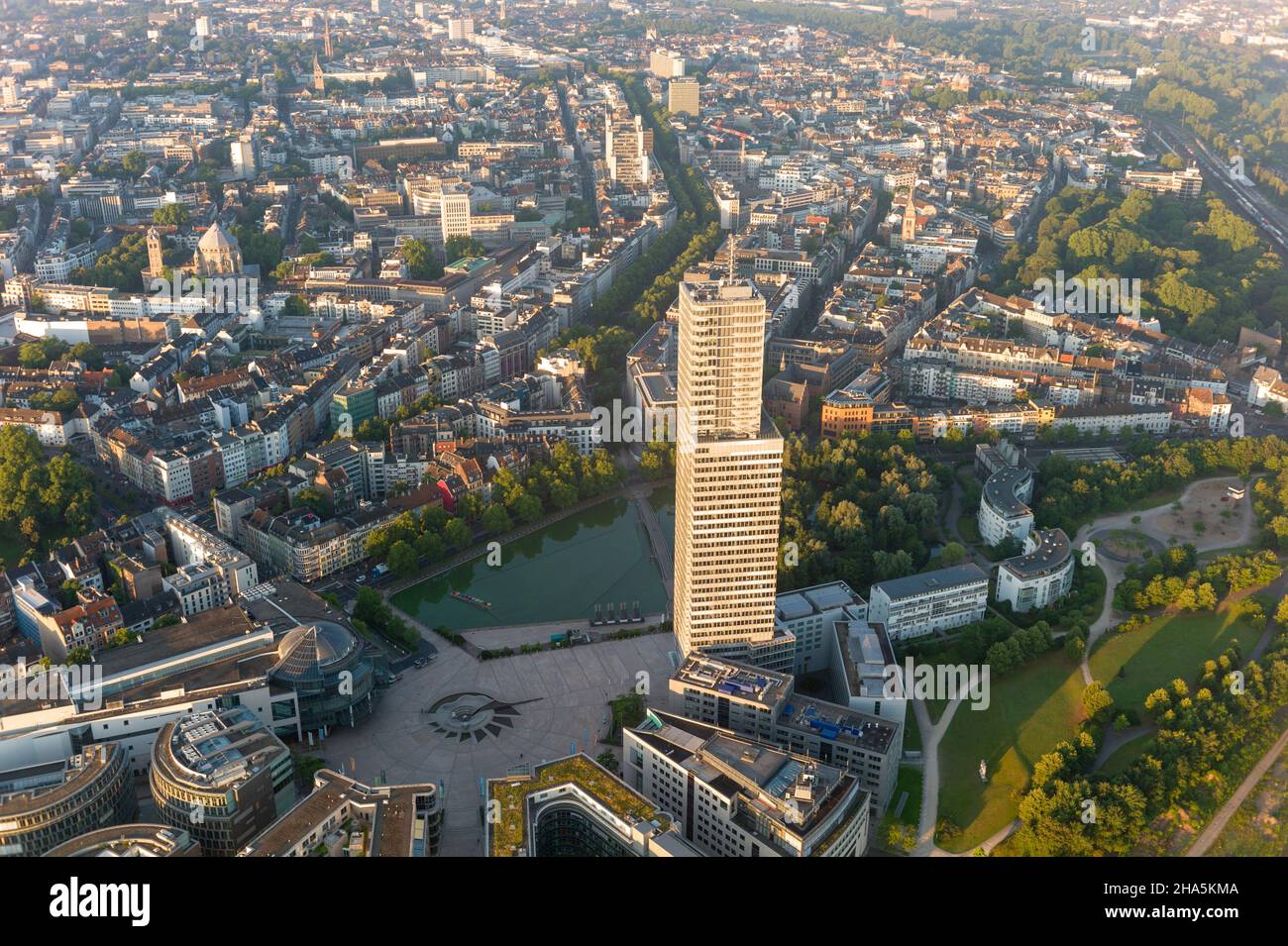 la torre di colonia (in tedesco: kölnturm) - un grattacielo da ufficio a 44 piani nel quartiere köln-neustadt-nord di colonia che si erge a 148,5 m (487 ft) di altezza, o 165,48 m (542,9 ft), inclusa la sua antenna - catturato via zeppelin al mattino presto subito dopo l'alba. parete gladbacher, colonia, renania settentrionale-vestfalia, germania Foto Stock