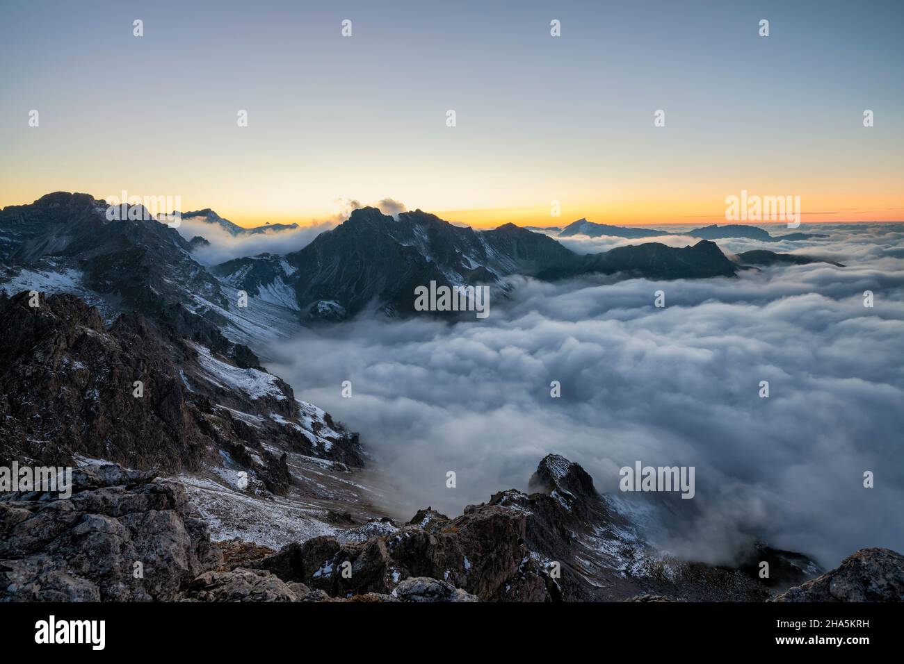 paesaggio alpino di montagna con montagne rocciose selvatiche dopo il tramonto sulle nuvole. pecore teste alpine e hammerspitzen vicino oberstdorf. allgäu alpi, baviera, germania, europa Foto Stock