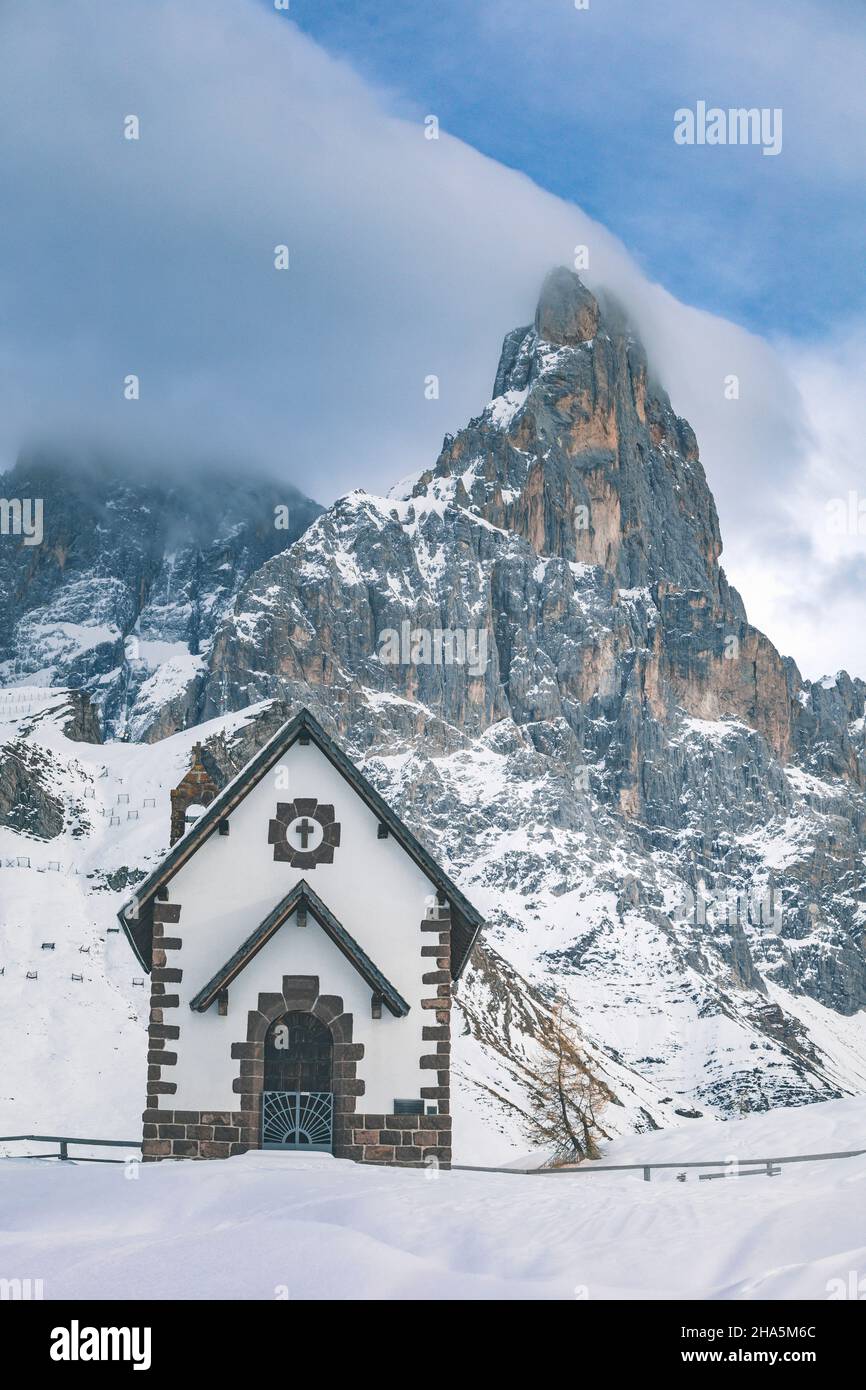 chiesa della madonna assunta e la montagna del gruppo cimon della pala,passo rolle,comune di primiero san martino di castrozza,trento trentino alto adige,italia Foto Stock