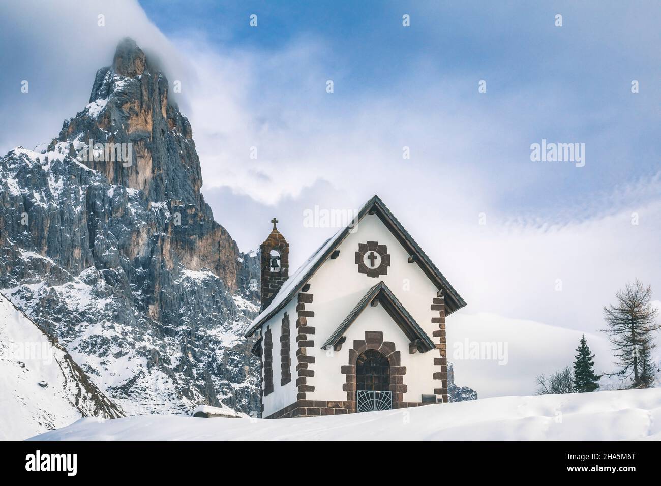 chiesa della madonna assunta e la montagna del gruppo cimon della pala,passo rolle,comune di primiero san martino di castrozza,trento trentino alto adige,italia Foto Stock