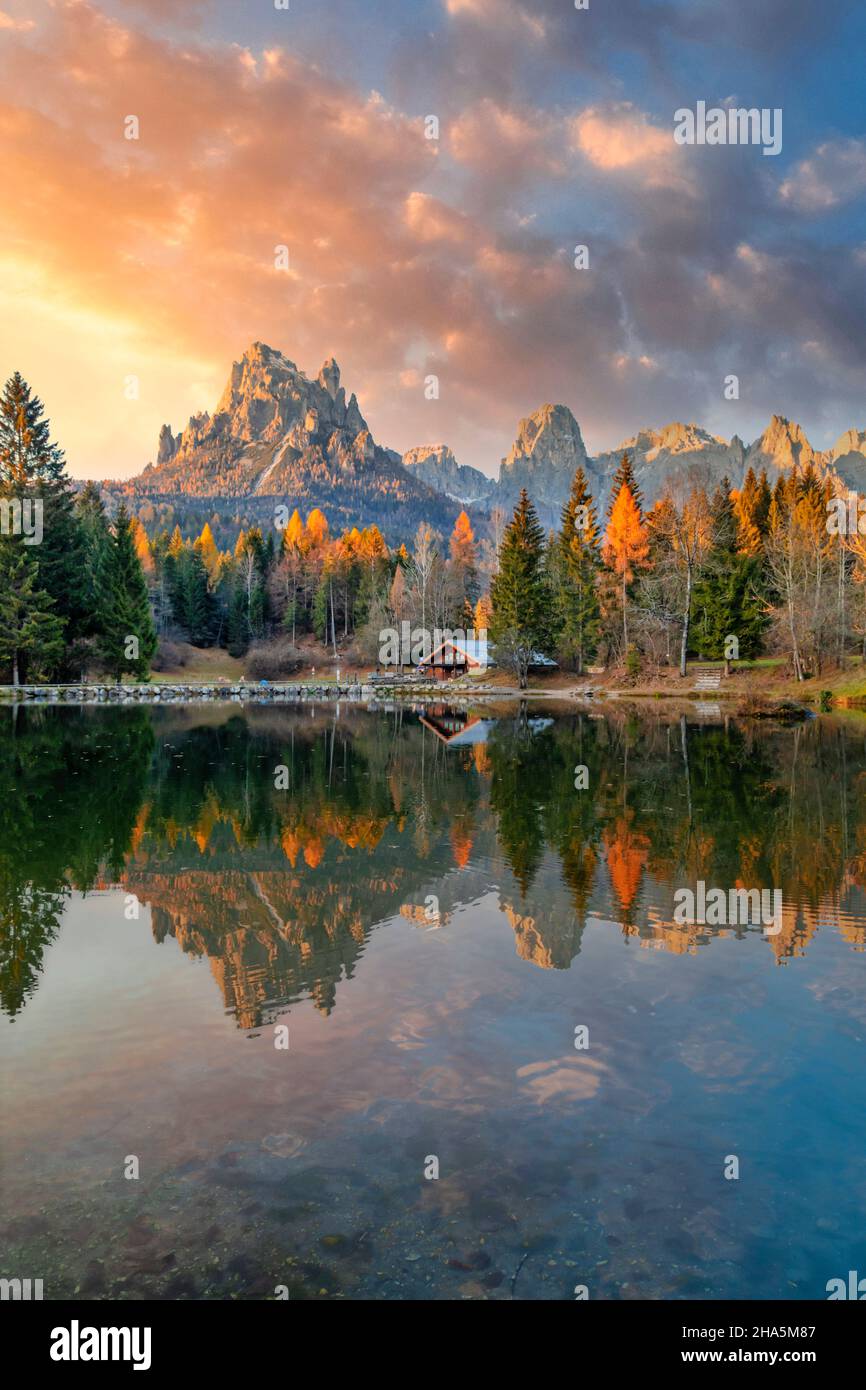 lago di welsperg in val canali con la catena montuosa delle pallidi di san martino, patrimonio dell'umanità dell'unesco, dolomiti, primiero san martino di castrozza, trento, trentino alto adige, italia Foto Stock