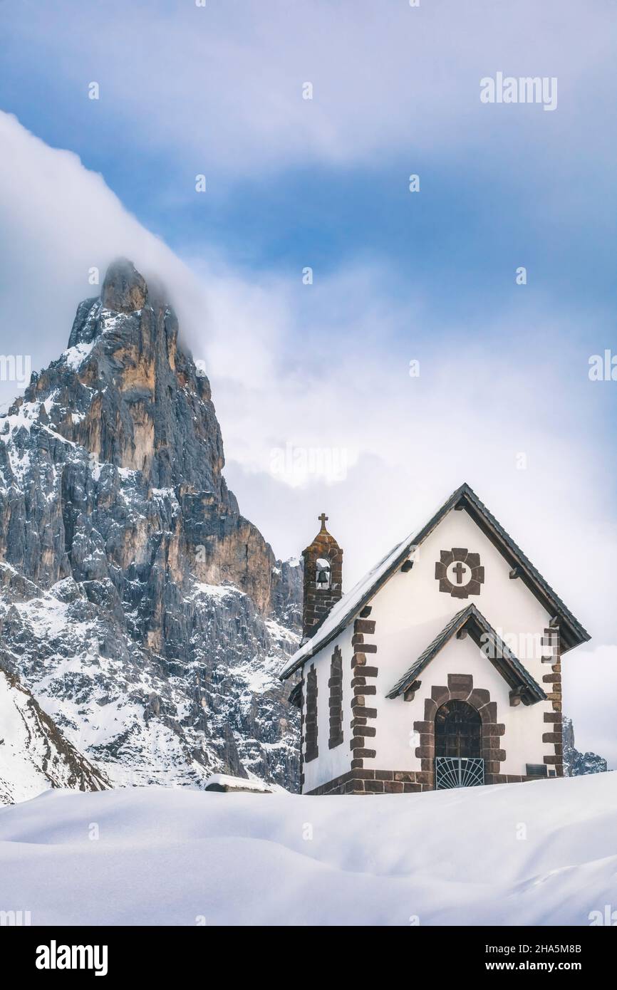 chiesa della madonna assunta e la montagna del gruppo cimon della pala,passo rolle,comune di primiero san martino di castrozza,trento trentino alto adige,italia Foto Stock