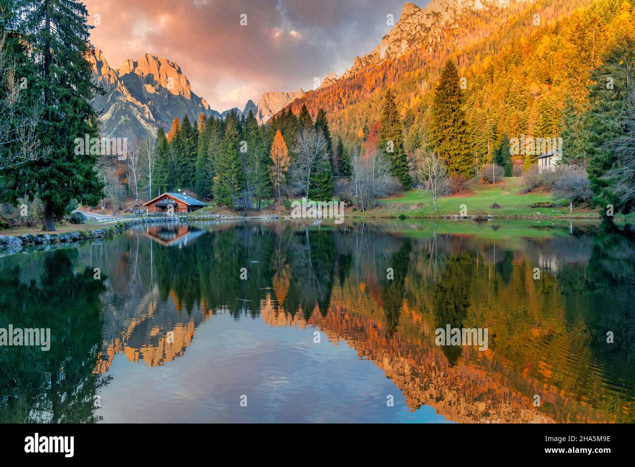 lago di welsperg in val canali con la catena montuosa delle pallidi di san martino, patrimonio dell'umanità dell'unesco, dolomiti, primiero san martino di castrozza, trento, trentino alto adige, italia Foto Stock