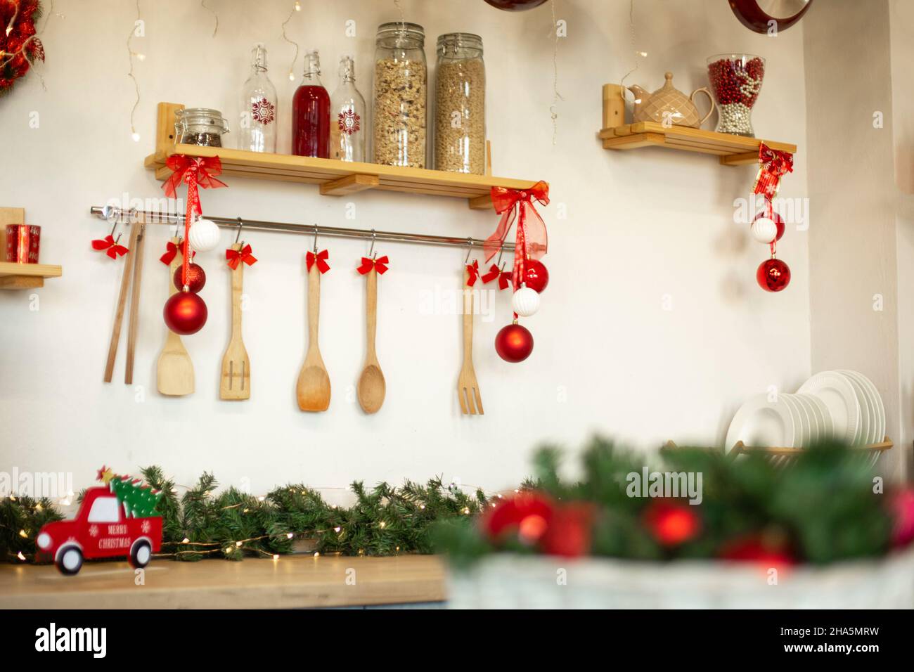 Cucina piano di lavoro in legno con piano cottura e stoviglie decorate per le vacanze invernali di Natale Foto Stock