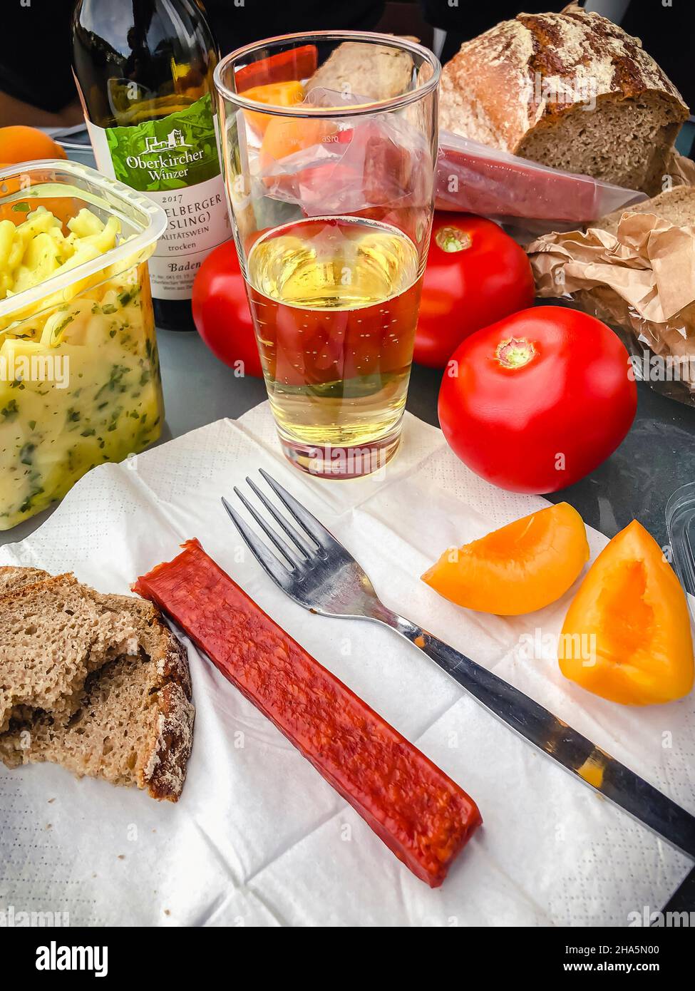 verdure, pic-nic, pane, vino, salsiccia, frutta e verdura, Foto Stock