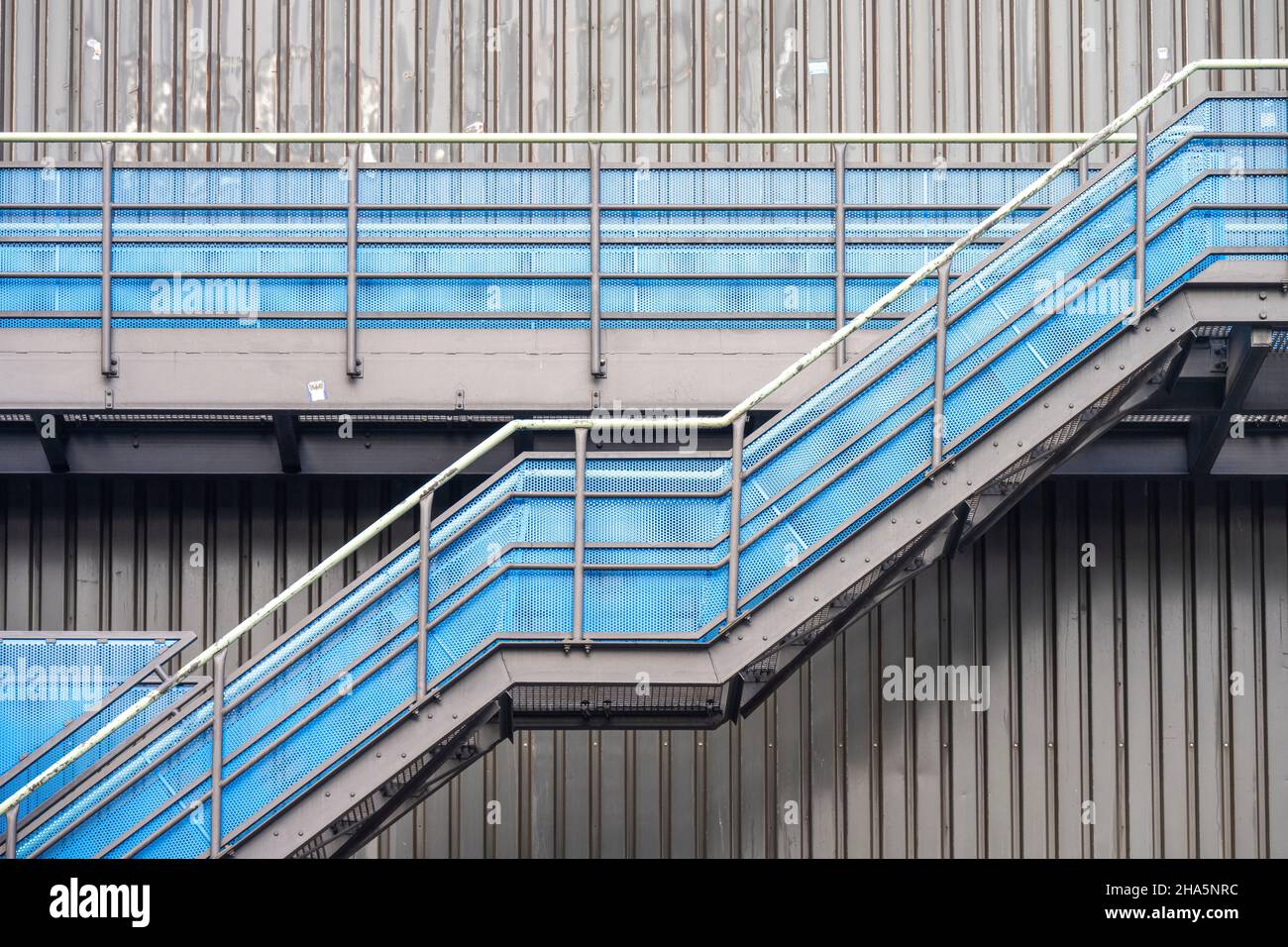 scale blu, facciata grigia, stabilimento industriale, Foto Stock