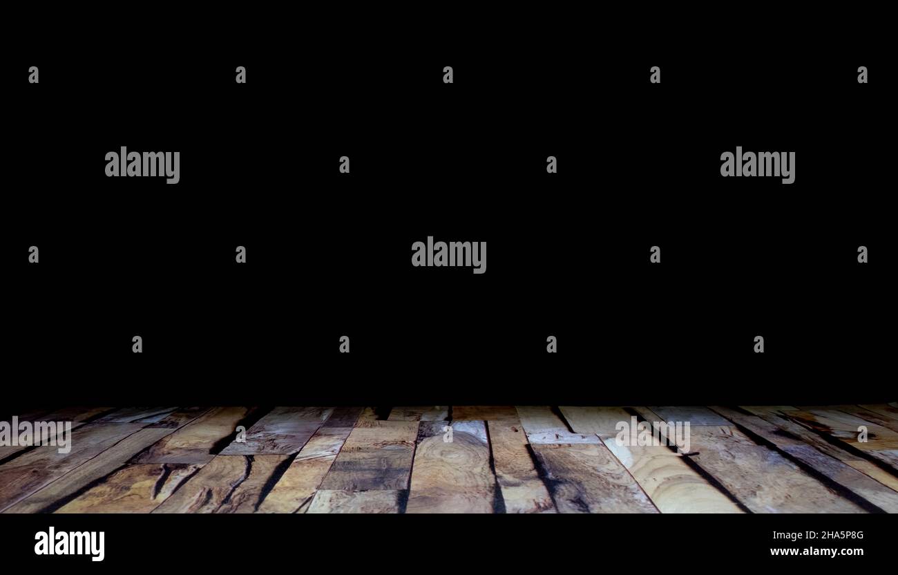 Tavolo in legno su sfondo nero. Sfondo nero con supporto in legno per la visualizzazione di oggetti pubblicitari per la promozione del prodotto. Foto Stock
