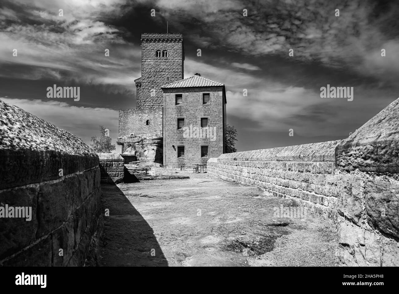 castello di trifels vicino ad annweiler (palatinato), castello in cima alla collina fatto di arenaria rossa dal medioevo alto (periodo staufer), deposito per le insegne imperiali, prigione di riccardo il lionheart Foto Stock