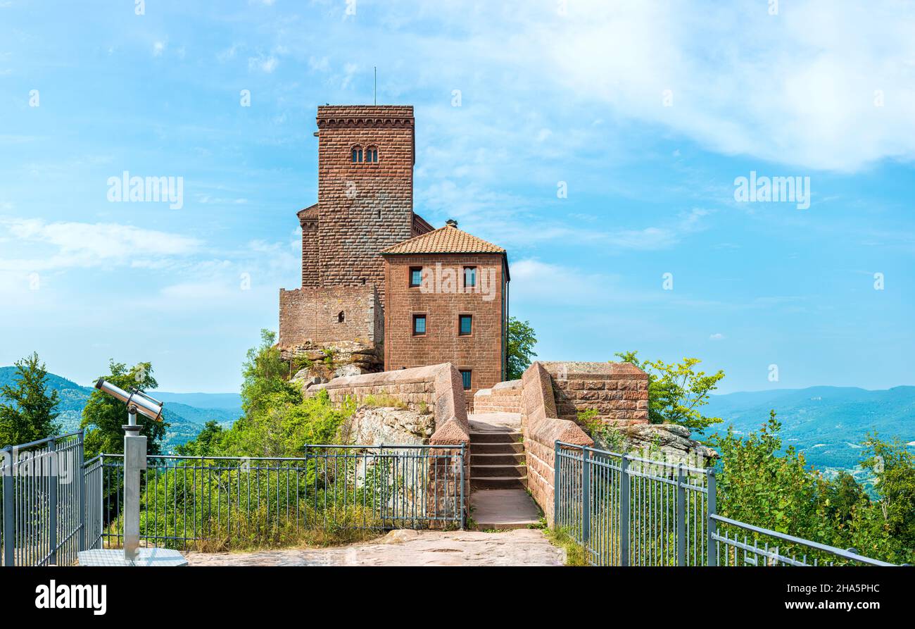 castello di trifels vicino ad annweiler (palatinato), castello in cima alla collina fatto di arenaria rossa dal medioevo alto (periodo staufer), deposito per le insegne imperiali, prigione di riccardo il lionheart Foto Stock