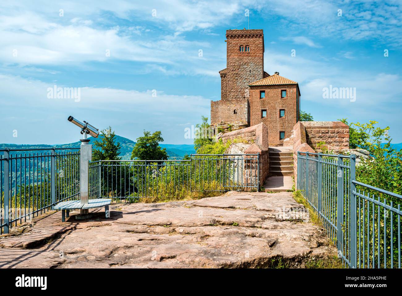 castello di trifels vicino ad annweiler (palatinato), castello in cima alla collina fatto di arenaria rossa dal medioevo alto (periodo staufer), deposito per le insegne imperiali, prigione di riccardo il lionheart Foto Stock