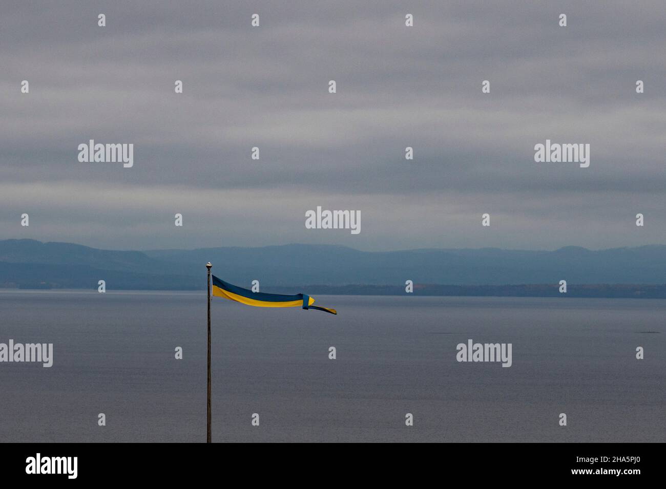 flagpole con un pennant svedese al lago siljan,tällberg,dalarna,svezia Foto Stock