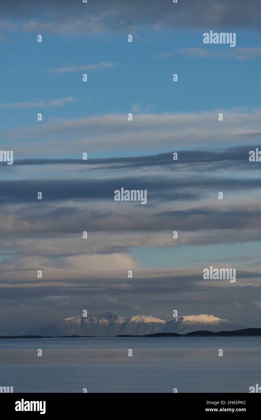 nuvole sul mare settentrionale e una catena montuosa, leccio, nordland, norvegia Foto Stock