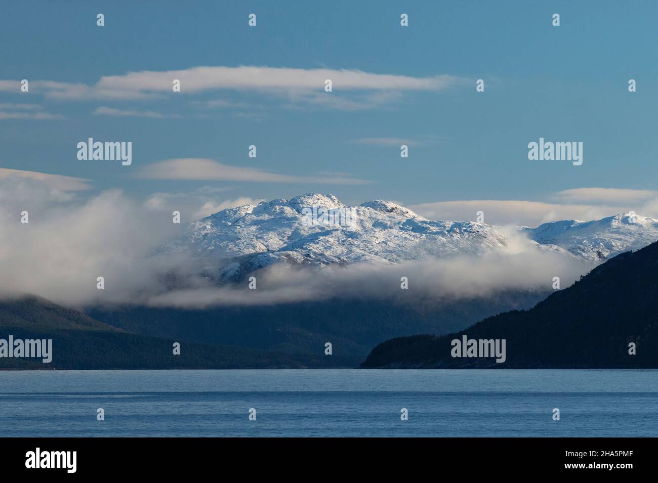 nuvole e montagne innevate al mare nord, leccio, nordland, norvegia Foto Stock