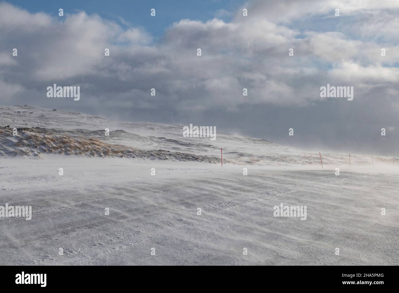 nevicate su una strada di passaggio, fronte nuvola, tydal, norvegia Foto Stock