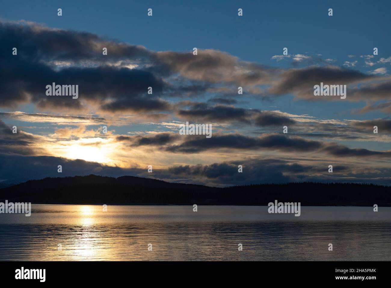 alba su un lago a ã…kervika,lapponia,norvegia Foto Stock