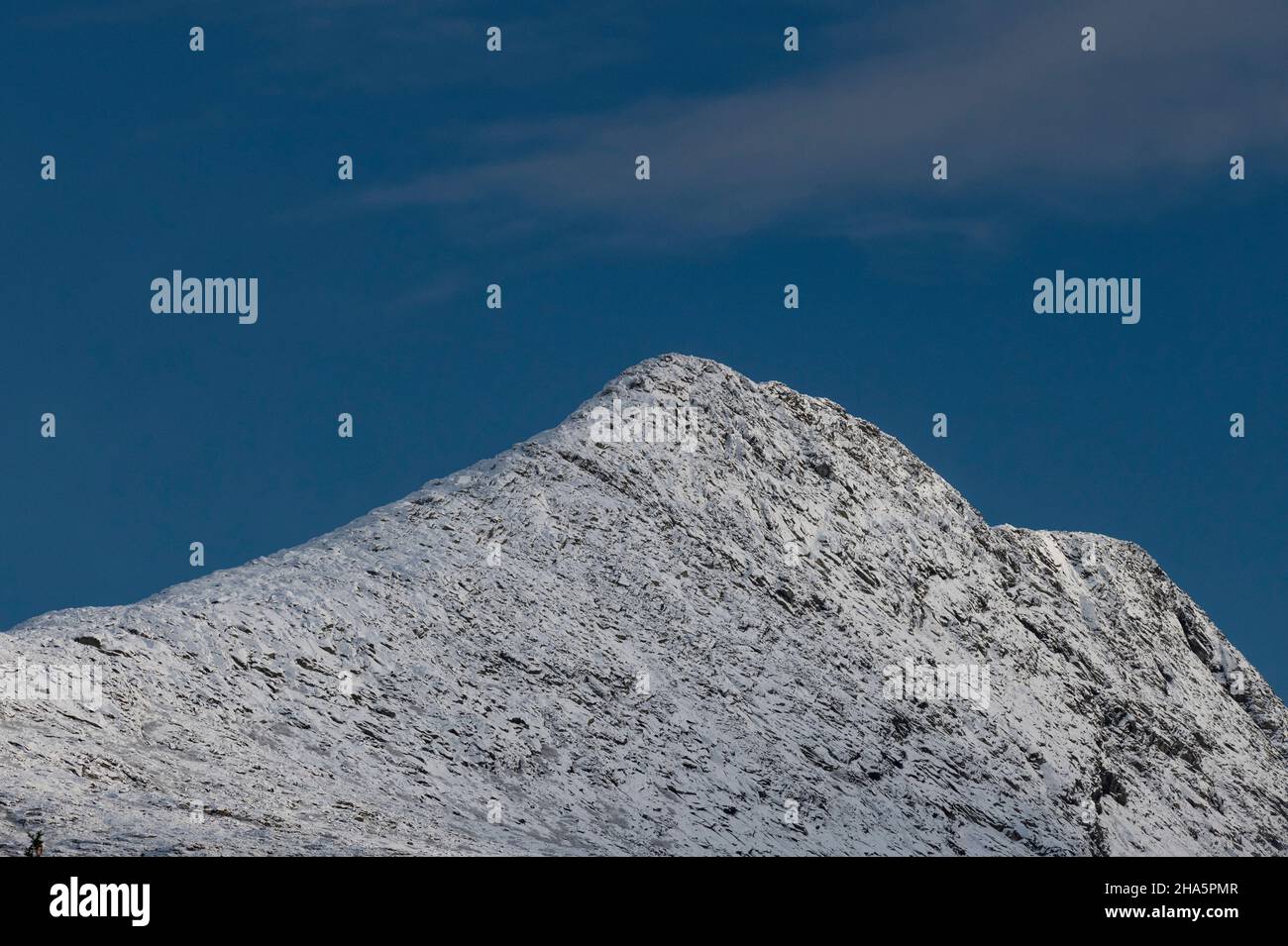 neve su un picco di montagna contro un cielo blu, lysfjord, nordland, norvegia Foto Stock
