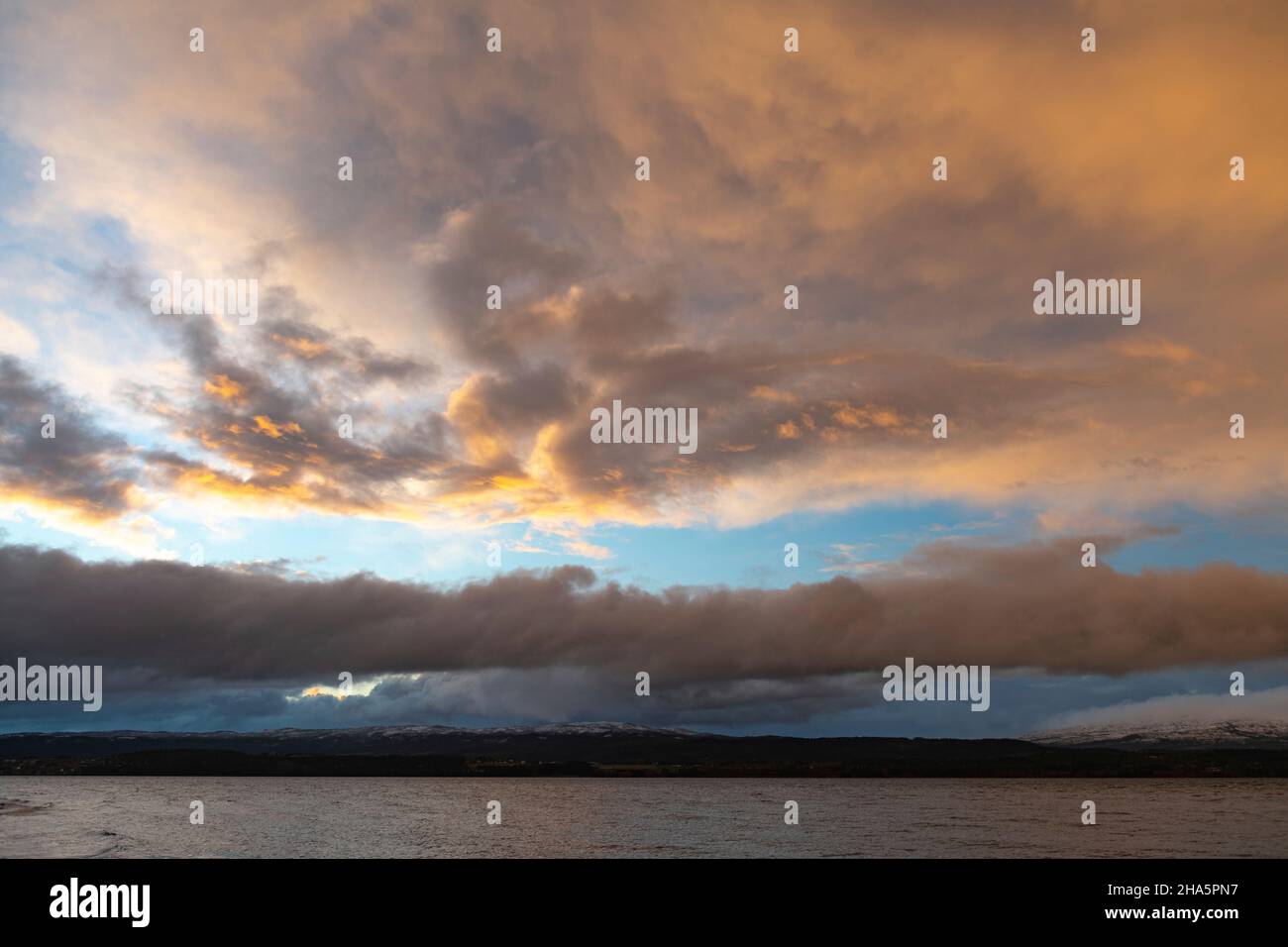 dawn sopra il lago snåsa, segg, lapponia, norvegia Foto Stock